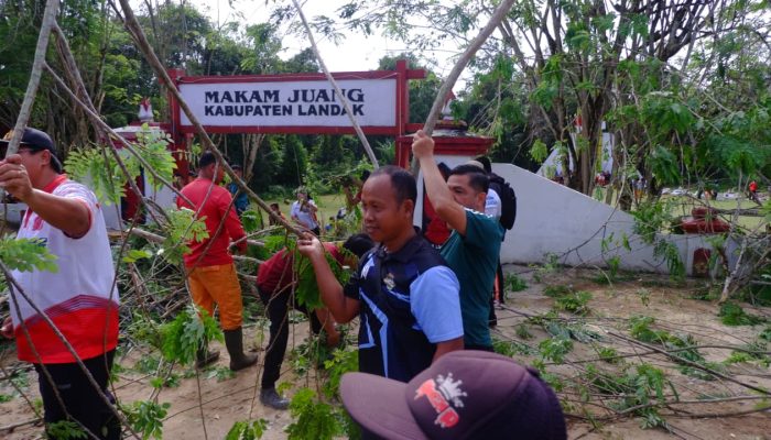Erani Pimpin Aksi Bersih-Bersih di Makam Juang Landak