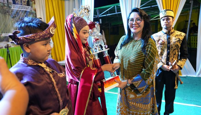 Penutupan Festival Budaya Tumpang Negeri, Bupati Landak Serahkan Bantuan 