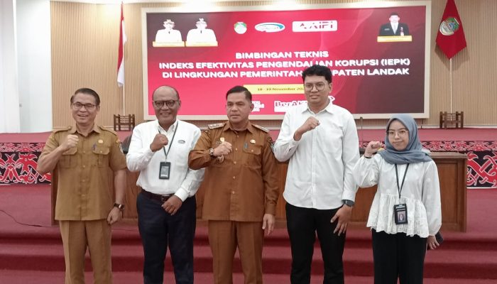 Erani Membuka Bimtek IEPK di Lingkungan Pemkab Landak