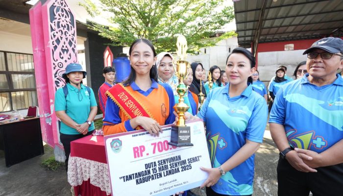 Peringati Hari Kesehatan Nasional 2025 Pemkab Landak Berbagi Hadiah 