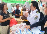 Bupati Landak Terjun Langsung Jual Sembako di GPM Amboyo Selatan 