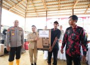 Berkunjung ke Desa Nyiin, Karolin Serahkan Alat Pertanian