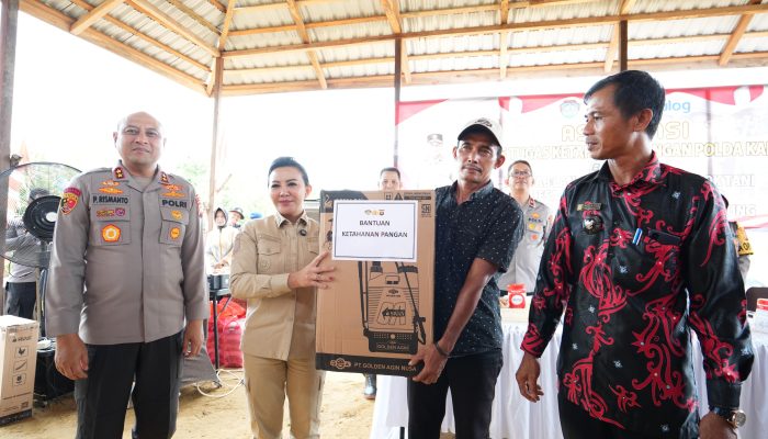 Berkunjung ke Desa Nyiin, Karolin Serahkan Alat Pertanian