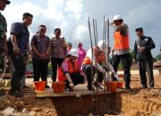 Bupati Landak Lakukan Peletakan Batu Pertama Dapur SPPG Polres Landak