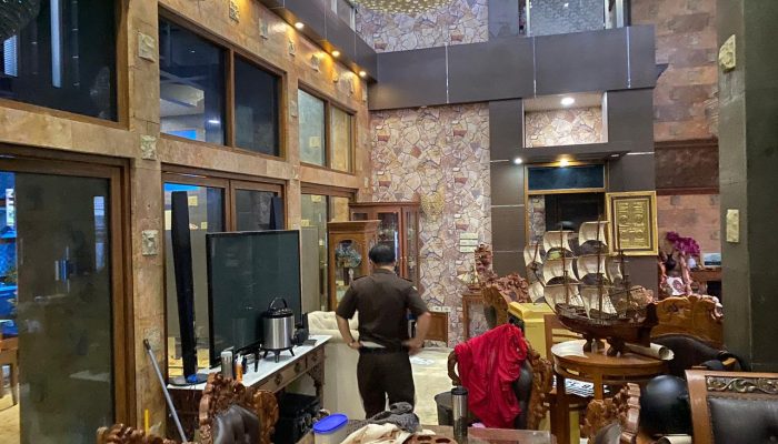 Geledah Rumah Tersangka Korupsi GKE Petra, Penyidik Bawa Dokumen dan 2 Kunci Mobil Mewah