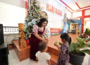 Bahagia Kasih Natal di Open House Bupati Landak 
