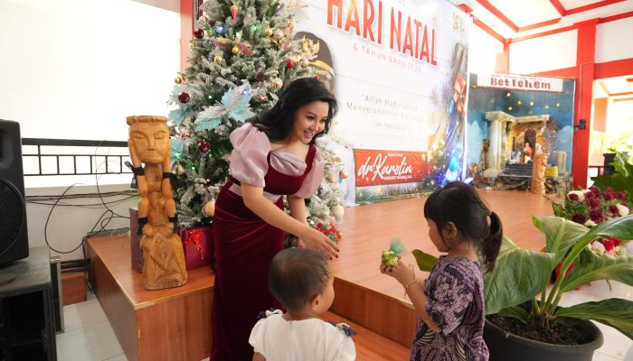 Bahagia Kasih Natal di Open House Bupati Landak 