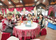 Karolin dan Suami Hadiri Open House Natal di Kediaman Wakil Bupati Landak 