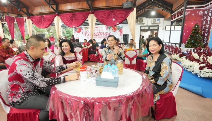 Karolin dan Suami Hadiri Open House Natal di Kediaman Wakil Bupati Landak 
