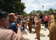 Jalan Desa Rusak Dikeluhkan Warga, Karolin Tegaskan Perbaikan Sesuai Kemampuan Fiskal
