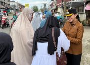 Momen Lebaran, Karolin Sapa Warga Usai Salat Id di Sejumlah Masjid Ngabang
