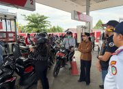 Karolin Datangi SPBU di Ngabang, Antrian BBM Terpantau Panjang