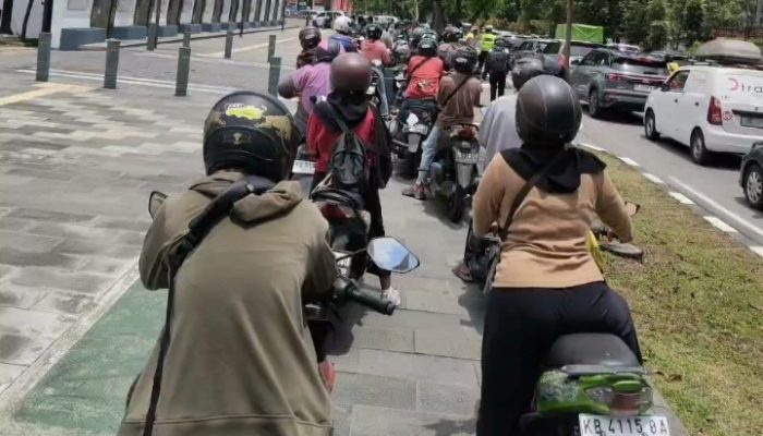 Panik, Langka atau Krisis, di Pontianak Antri BBM Hingga Puluhan Kilometer