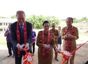 Bupati Landak Karolin Resmikan Gedung SMP Alfa Omega Ngabang 