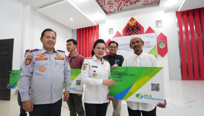 Karolin Serahkan BPJS Ketenagakerjaan bagi Jukir, Sopir Angkutan Desa, dan Operator Kapal 