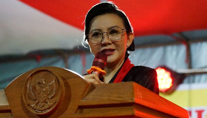 Pelantikan Pengurus MMBB Landak, Karolin Ajak Masyarakat Dayak Bangun Daerah