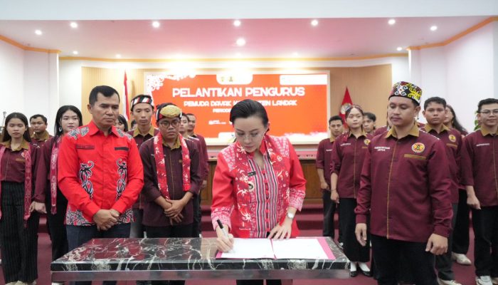 Bupati Landak Lantik Pemuda Dayak Landak