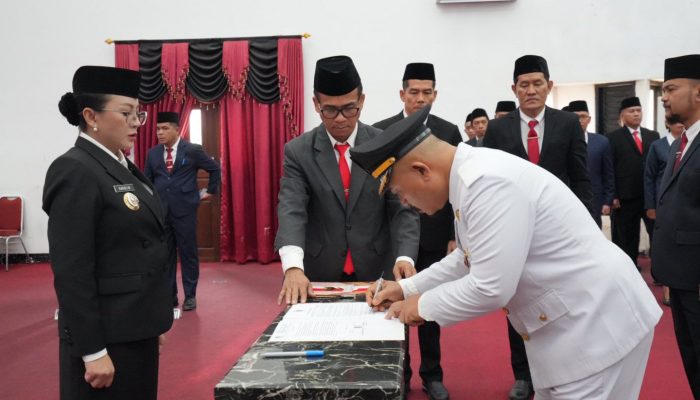 Bupati Landak Lantik Pejabat Eselon II dan III, Peringatkan ASN Jangan Ngonten Berlebihan Pakai Seragam