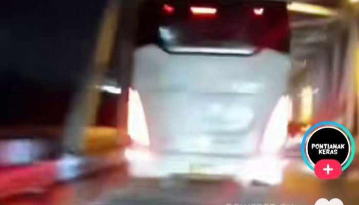 DAMRI Viral Lagi, Kali Ini Bukan Kecelakaan, Tapi Bus DAMRI Lintasi Jembatan Kapuas 1