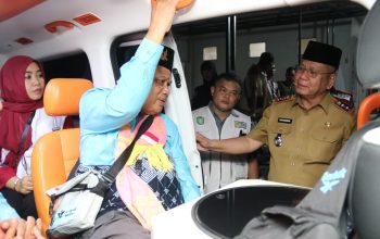 Sekda Kalbar Harisson Lepas Keberangkatan CJH Kloter 14 Asal Singkawang Menuju Embarkasi Batam