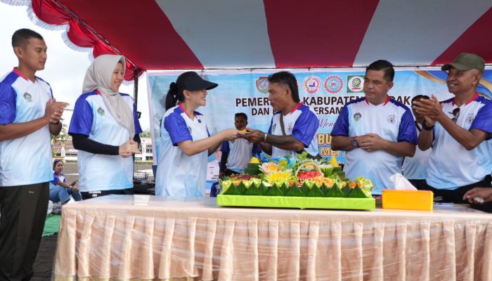 Saat Karolin Berbaur dengan Ratusan Buruh di Landak : Pemerintah Harus Jadi Wasit yang Adil