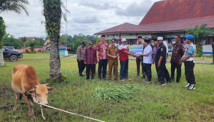 Sukardi : Penyerahan Hewan Kurban, Wujud Kepedulian Pemerintah ke Masyarakat 