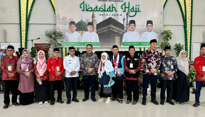 Wabup Kapuas Hulu Sukardi Lepas Keberangkatan Calon Jamaah Haji di Asrama Haji Pontianak