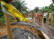 Jalan Terputus Akibat Banjir, Bupati Landak Cek Langsung ke Lokasi
