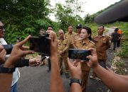 Bupati Landak Cek Langsung Lokasi Longsor dan Jalan Amblas di Angan Tembawang