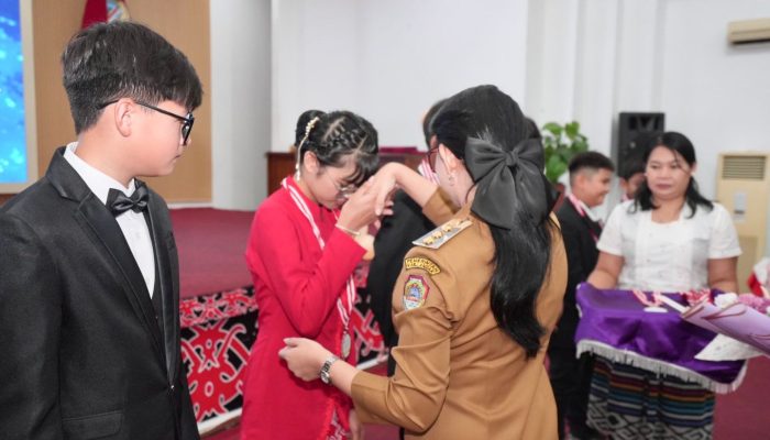 Pelepasan Angkatan XI SDS Alfa Omega Landak, Karolin Pesan Lulusan Jadi Versi Terbaik Diri Sendiri