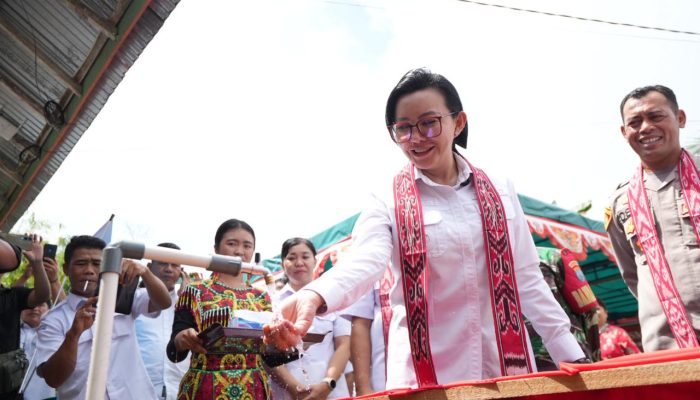 Warga Sepangah Nikmati Air Bersih, Bupati Landak : Tolong Dirawat Fasilitasnya   