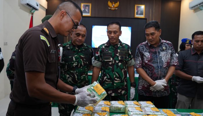 Kodam XII/Tpr Gagalkan Penyeludupan 21,4 Kg Sabu dan Amankan WNA Malaysia 
