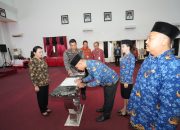 Lantik Sejumlah Kepsek, Karolin Minta Pendataan Maksimal Agar Tak Ada Siswa Putus Sekolah
