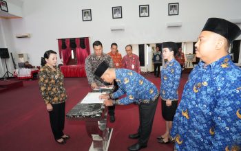 Lantik Sejumlah Kepsek, Karolin Minta Pendataan Maksimal Agar Tak Ada Siswa Putus Sekolah