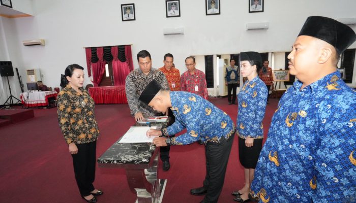 Lantik Sejumlah Kepsek, Karolin Minta Pendataan Maksimal Agar Tak Ada Siswa Putus Sekolah