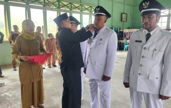 Wabup Kapuas Hulu Lantik Kades PAW di Pengkadan 
