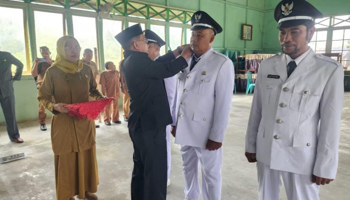 Wabup Kapuas Hulu Lantik Kades PAW di Pengkadan 