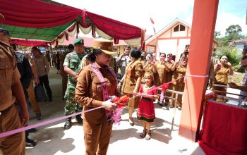 Resmikan Gedung SMPN 3 Sompak, Karolin Ingatkan Guru Sering Bolos dan Gagap Teknologi