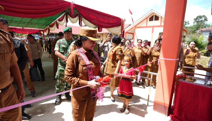 Resmikan Gedung SMPN 3 Sompak, Karolin Ingatkan Guru Sering Bolos dan Gagap Teknologi