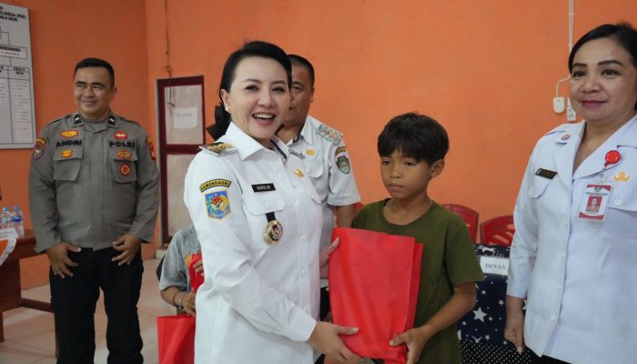 Tinjau Kesehatan Warga Kuala Behe, Karolin Ingatkan Bahaya Diabetes 