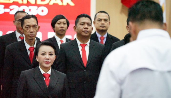 Lantik Karolin sebagai Ketua KONI Landak, Daud Yordan Puji Semangat Kepengurusan Baru