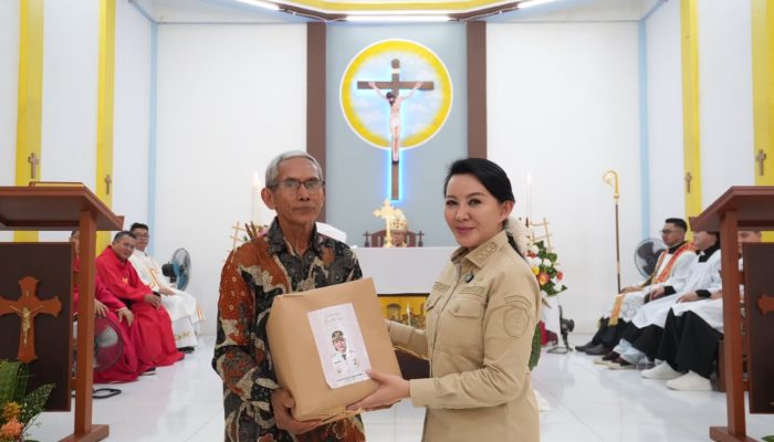 Resmikan Gereja Stasi Dano, Bupati Karolin Serukan Kebangkitan Pendidikan Anak Muda Landak