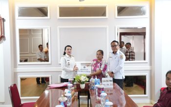 Ringankan Beban Warga, Bupati Landak Salurkan Bantuan Bencana dan Sosial
