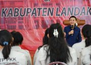 Karolin Lepas Kontingen PKK Landak, Minta Pengurus Tetap Jaga Kekompakan