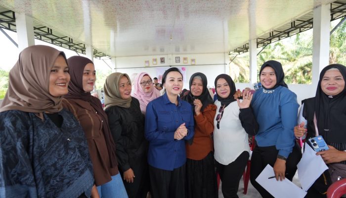 Ibu-ibu di Munggu Abadikan Kehadiran Bupati Landak Lewat Foto Bersama 