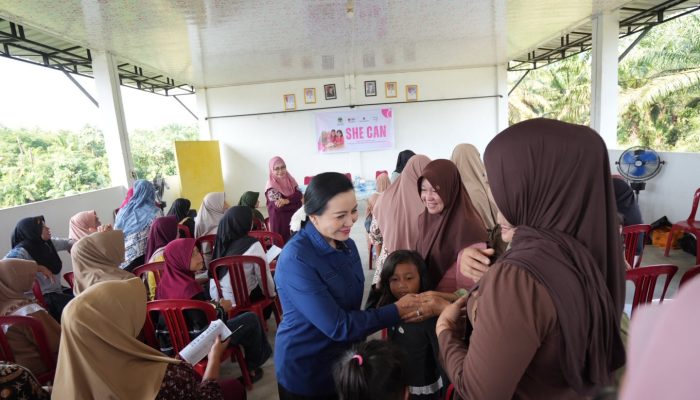 Warga Desa Munggu Antusias Sambut Kedatangan Bupati Landak 