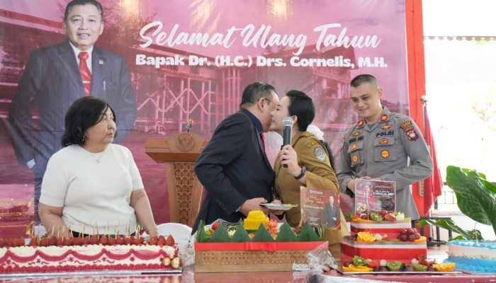 Ultah ke-73 Cornelis Dapat Kejutan dari Istri dan Anak-anak 