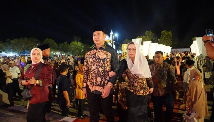 Tampil Berbalut Islami, Bupati Kapuas Hulu dan Istri Semarakkan MTQ di Kayong Utara 