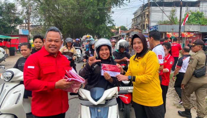 Bupati dan Kapolres Landak Bagikan 3.677 Bendera Merah Putih ke Warga
