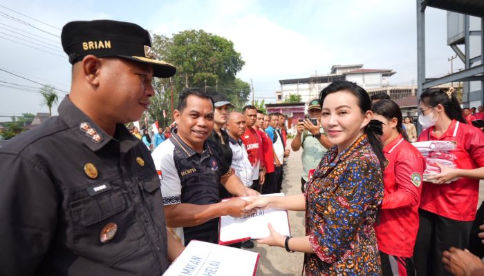 Tanpa APBD Khusus, Pemkab Landak Bagikan 3.677 Bendera dari Hasil CSR
